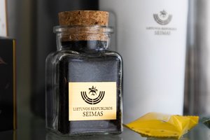 Diskusijos dėl parlamentinių lėšų tęsis frakcijose: svarsto atsisakyti Seimo sandėlio, bet ne veiklai skirtų lėšų