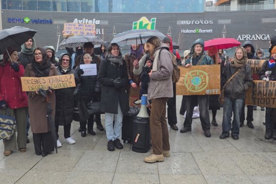 Prie Vilniaus savivaldybės – dešimtys protestuotojų: piktinasi brangstančiais viešojo transporto bilietais