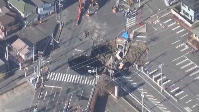 Japonijoje sunkvežimio vairuotojas įstrigo įgriuvoje: gelbėjimo operacija tęsiasi trečią dieną