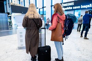 Keliaujantiems aprangą reikėtų rinktis atidžiau: štai dėl ko į lėktuvą galite būti neįleisti