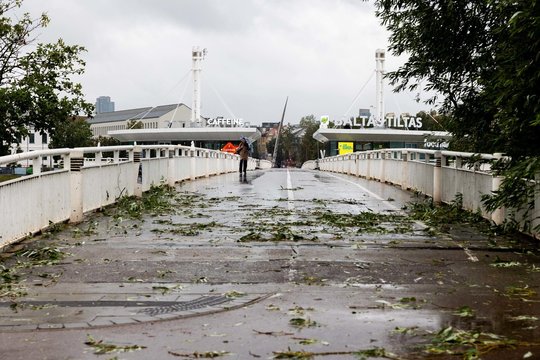 Vasarą praūžusios audros kompensacijos dalis gyventojų net negaus: viską apsunkina administracinė našta