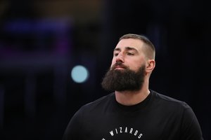 „Wizards“ kankynė tęsiasi: J. Valančiūnas daužė lanką, o Vašingtono komanda pakartojo klubo antirekordinę seriją
