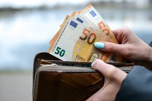 Banko klientai sunerimo dėl nutikusių įvykių: patarė pratintis turėti daugiau grynųjų