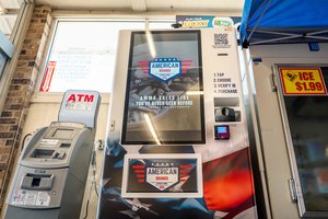 Lyg fantastiniame romane: šalia JAV mokyklos – šovinių pardavimo automatas