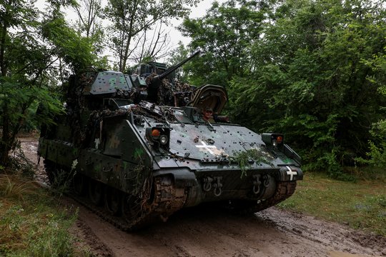 Pamatykite patys: štai kas nutiko su amerikiečių „Bradley“ po galingo rusų raketos smūgio