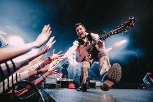 „Antikvariniai Kašpirovskio dantys“ leidžiasi į kelionę po Lietuvos kultūras: lankys dainų herojus ir net vietinį Bermudų trikampį