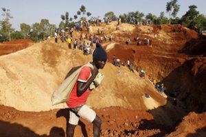 Policija: Kenijoje įgriuvus aukso kasyklai po žeme liko 12 kalnakasių