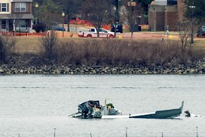 Po lėktuvo katastrofos Vašingtone – palaikų paieškos: narai prabilo apie „siaubą“ po vandeniu