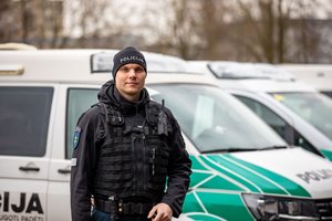 Metęs darbą policijoje pareigūnas ilgai neištvėrė: greitai vėl apsivilko uniformą