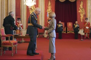 Karalius Karolis III įteikė apdovanojimą žurnalo „Vogue“ redaktorei A. Wintour