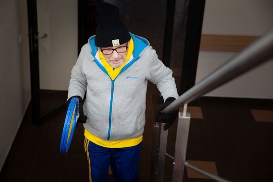Lietuvos slaugos namuose besiglaudžiantį vyriausią pasaulio tenisininką prispaudė bėdos: prašo padėti išgyventi