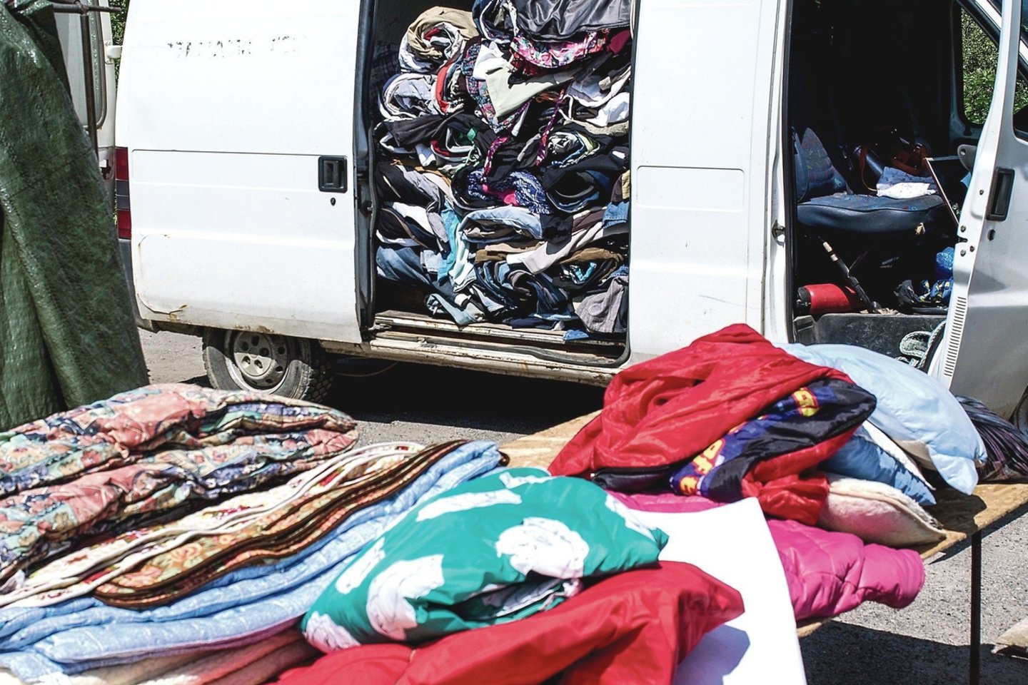 Dėvėti drabužiai ar naudota patalynė Lietuvą dažniausiai pasiekia iš Jungtinės Karalystės, tačiau kokybė vis prastėja.<br>V.Ščiavinsko nuotr.
