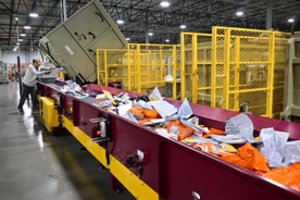 JAV pašto tarnyba laikinai atšaukė Kinijos siuntų sustabdymą