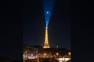 Naktiniame Paryžiaus danguje įamžino išskirtinį vaizdą