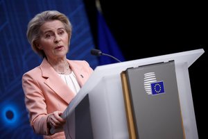 U. von der Leyen su komanda lankosi Lenkijoje