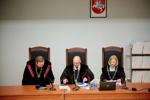 Keturiems riaušių prie Seimo bylos kaltinamiesiems už praleistus teismo posėdžius skirtos piniginės baudos