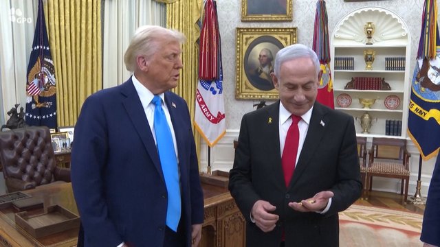 B. Netanyahu aliuzija D. Trumpui: padovanojo auksinį gaviklį, pritvirtintą ant medinio stovo