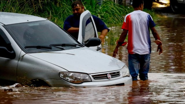 Smarkios liūtys sukėlė staigų potvynį Peru: išsiveržė kanalizacija, gatvėse – purvas