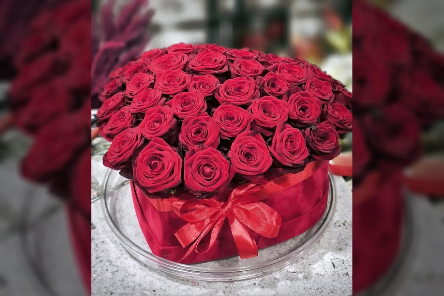 „Gėlių spalvos“ siūlo platų asortimentą skintų gėlių, puokščių, floristinių kompozicijų, mažų dovanėlių.