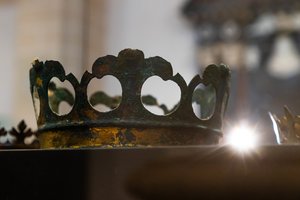 Dėl pažeistų procedūrų išimant atrastas insignijas Vilniaus arkivyskupijai skirta 868 eurų bauda