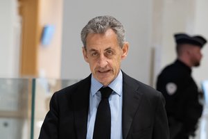 Buvęs Prancūzijos prezidentas N. Sarkozy turės dėvėti elektroninę apykoję