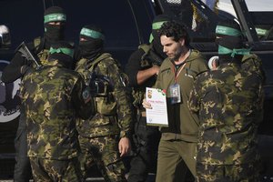 „Hamas“ paskelbė trijų įkaitų, kurie turėtų būti išlaisvinti šeštadienį, pavardes