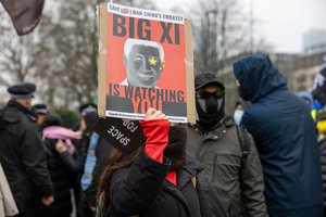 Šimtai žmonių Londone protestavo prieš Kinijos „mega ambasadą“