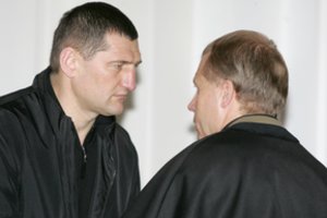 Teismas: nors H. Daktaras kalėjime dirba, per antstolius moka žalą nukentėjusiems, tačiau terminuotos bausmės dar negali tikėtis