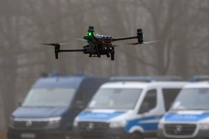Po įtartinų dronų judėjimo – policijos tyrimas: skrajojo virš Vokietijos karinės bazės, kurioje mokomos Ukrainos pajėgos  