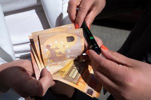 Akcizų poveikis: juodojoje rinkoje – vogti ir neaiškios kilmės rūkalai