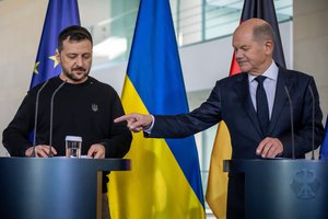 Iš O. Scholzo – griežta ir aiški žinia: Ukraina artimiausiu metu netaps NATO nare, nes taip nori JAV