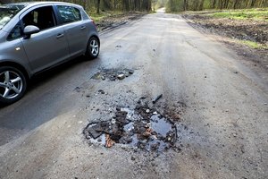 Sulėtinti ar pagreitinti greitį: kokiu greičiu geriausia apvažiuoti duobes kelyje?