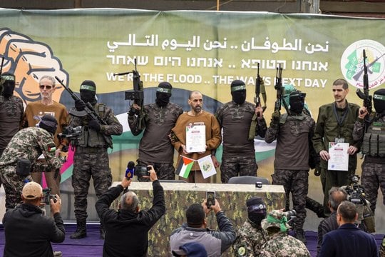 Šiurpūs „Hamas“ įkaitų pasakojimai, ką teko išgyventi: mėnesius leido alkani ir surakinti