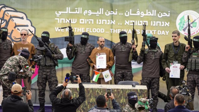 Šiurpūs „Hamas“ įkaitų pasakojimai, ką teko išgyventi: mėnesius leido alkani ir surakinti