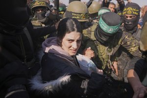 „Hamas“ paskelbus, kad stabdo įkaitų paleidimą, pagrobtųjų artimieji prašo tarpininkaujančių šalių paramos