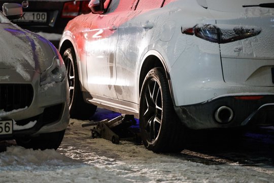 Mirtinas incidentas Vilniaus autoservise: remontuojamas automobilis prispaudė vyrą