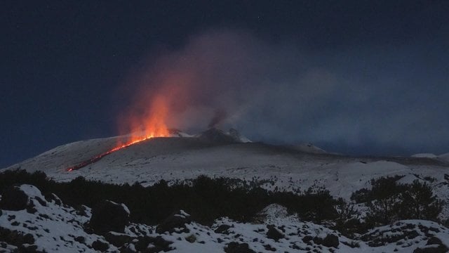 Kvapą gniaužiantis reginys: išsiveržęs Etnos ugnikalnis apšvietė snieguotą viršūnę