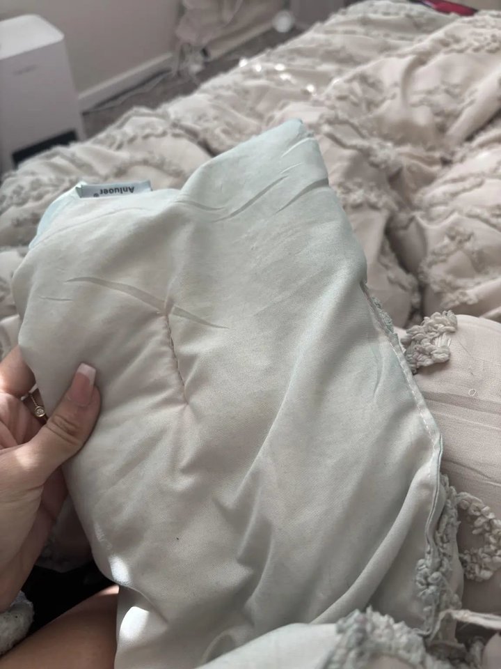 Moteris pastebėjo, kad daiktai namuose įgauna žalsvą atslapvį.<br> Reddit nuotr.