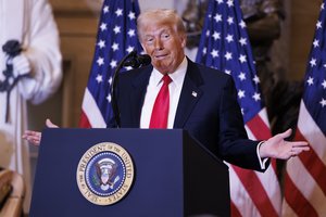 Atgal prie plastiko: D. Trumpas pasisako prieš popierinius gėrimo šiaudelius