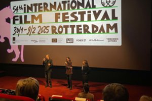 Šarūno Barto „Apsilankymas namuose“ – pilnos salės ir emocinga žiūrovų reakcija Roterdamo kino festivalyje