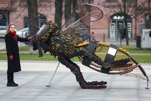 Skuba ir pasigrožėti, ir nusifotografuoti: Vilniaus centre – 2,5 m aukščio bitė