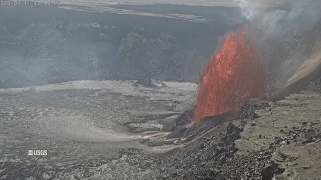 Prabudęs Havajų Kilauėja ugnikalnis parodė savo jėgą: užfiksavo, kaip taškosi lava