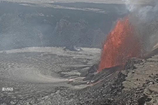 Prabudęs Havajų Kilauėja ugnikalnis parodė savo jėgą: užfiksavo, kaip taškosi lava