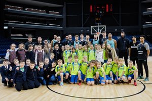 „Wolves Twinsbet“ treniruotėje apsilankė plakatų piešimo konkurso laimėtojai