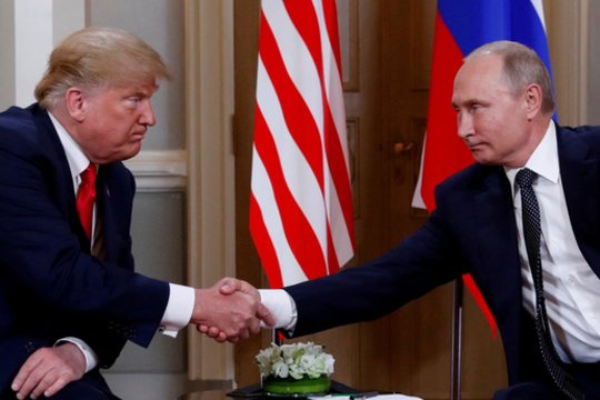 Buvęs D. Trumpo patarėjas: jis „iš esmės pasidavė V. Putinui“