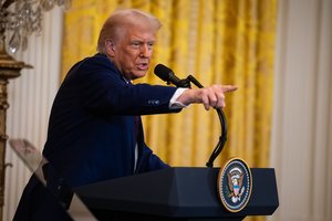 D. Trumpas nori pradėti derybas dėl branduolinio nusiginklavimo su Rusija ir Kinija: „Sumažinkime karinį biudžetą per pusę“