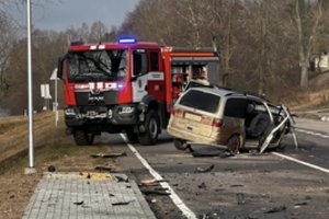 Tragiška nelaimė Jurbarko rajone: susidūrus dviem automobiliams žuvo žmogus, keturi buvo prispausti  
