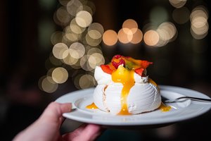 Ne tik skanus, bet ir gundantis: morenginis desertas su valgomais afrodiziakais, kurių rasite visuose namuose