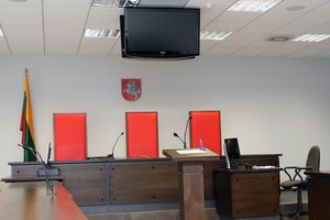 Į Kauno teisėją kėdes metęs ir jai smogęs vyras bus teisiamas už nepagarbą teismui ir viešosios tvarkos pažeidimą