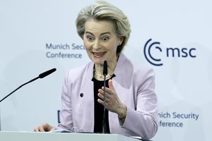U. von der Leyen nori, kad ES šalims būtų leidžiama nesilaikyti skolos taisyklių skiriant lėšas gynybai